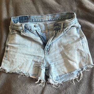 AMERICAN EAGLE OUTFITTERS LIGHT WASH SHORTS